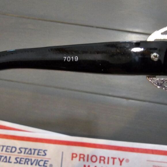 Women's Black Cat Eye Buckle Details UV Protectant Sunglasses - Picture 10 of 11